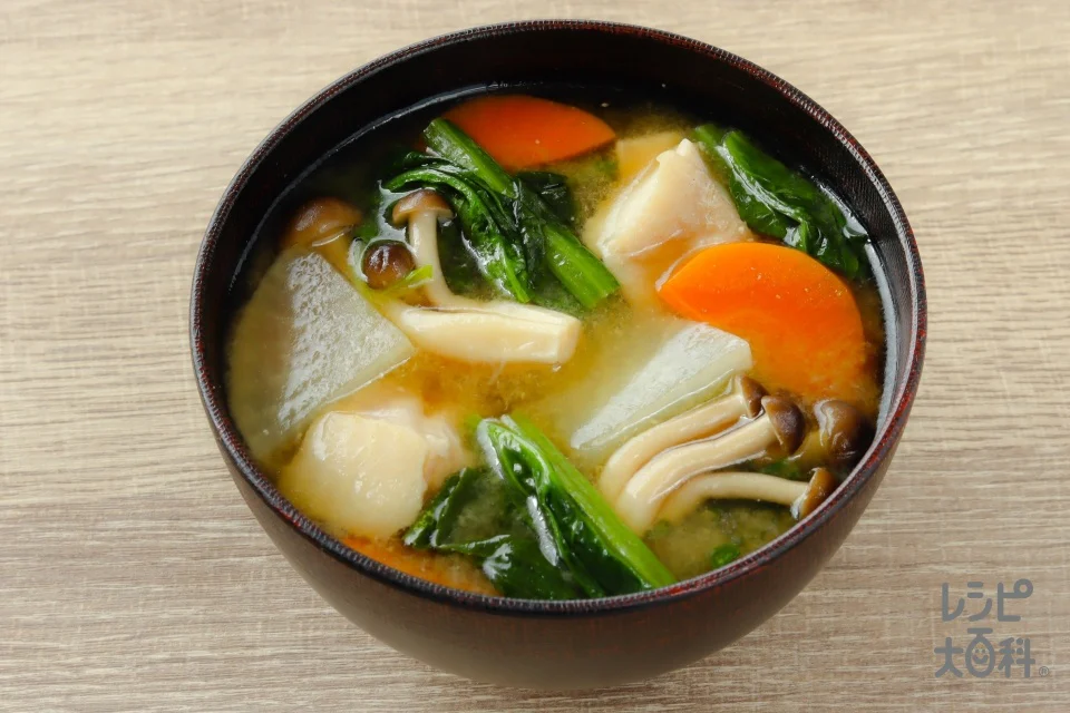 大根とほうれん草の具だくさんみそ汁