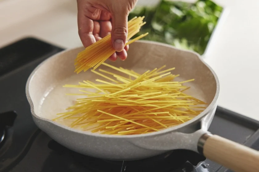 フライパン１つで！鮭だしミルクパスタのつくり方_2_2