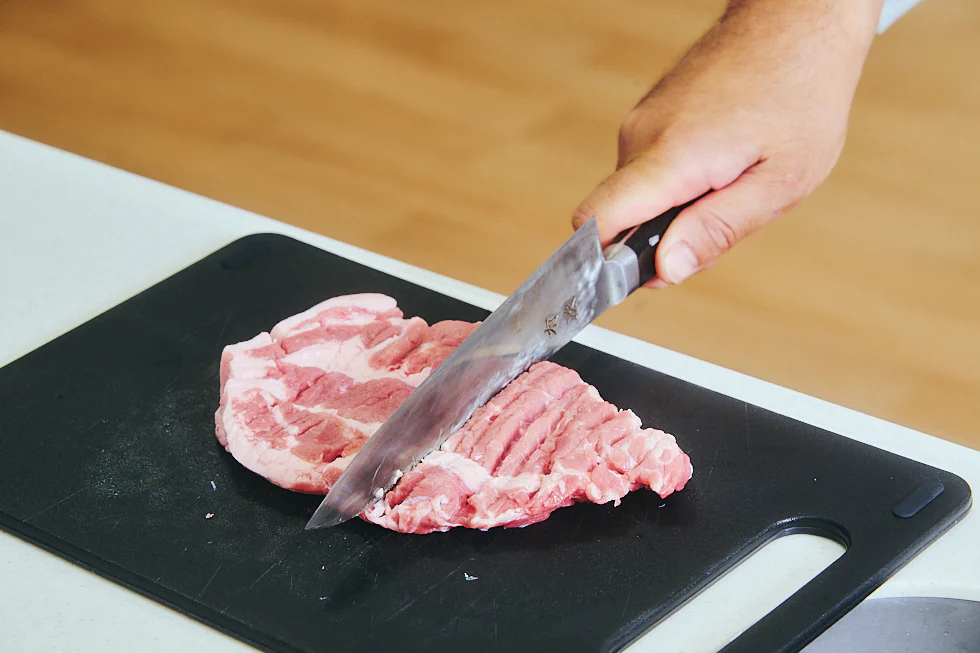 豚肉を叩く様子