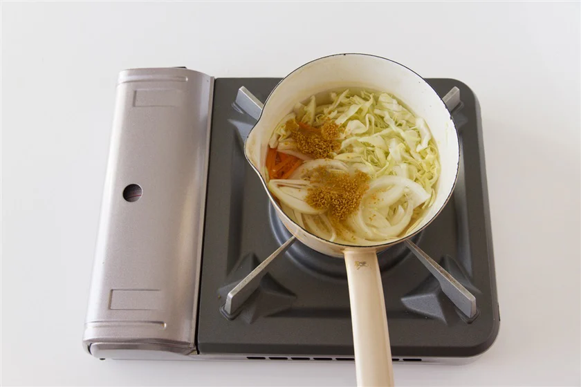 豚肉とせん切り野菜の簡単コンソメスープのつくり方_2_1