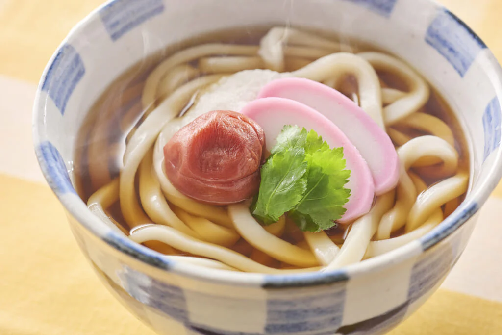 紅い食べ物は1つでもOKですが、複数のせるとさらに華やかに