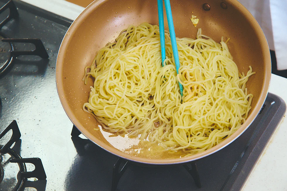 焼きそばをフライパンで痛める様子