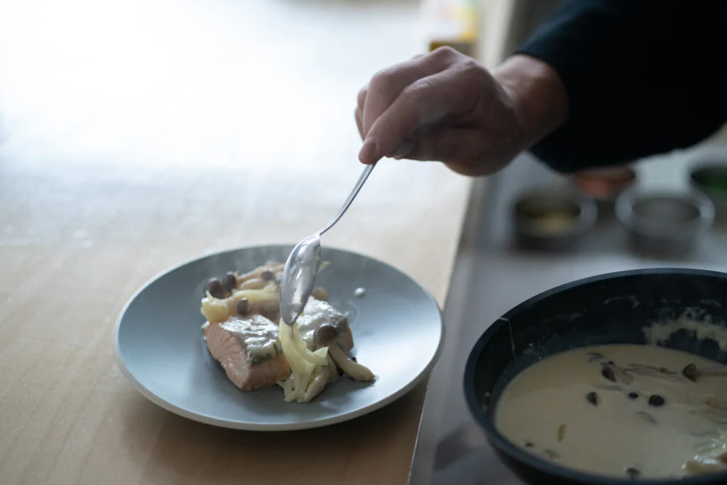 盛り付けは、まずサーモンを並べ、上から野菜をざっくりと大胆に載せるのがポイント。スプーンを使うと便利です！