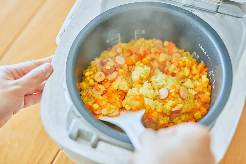 炊飯器で！ソーセージとコーンのカレーピラフのつくり方_3_1