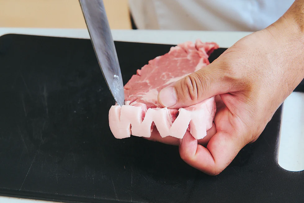 切れ込みの入った豚肉