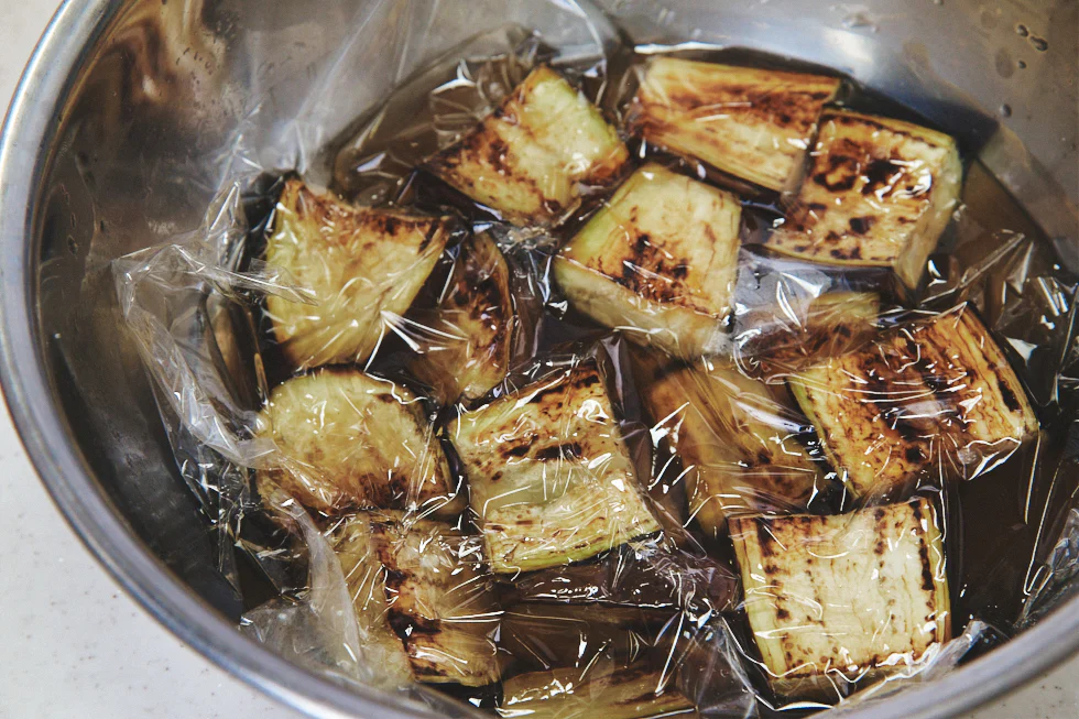 <なすの焼きびたし>ポイント②:皮を下にして漬ける