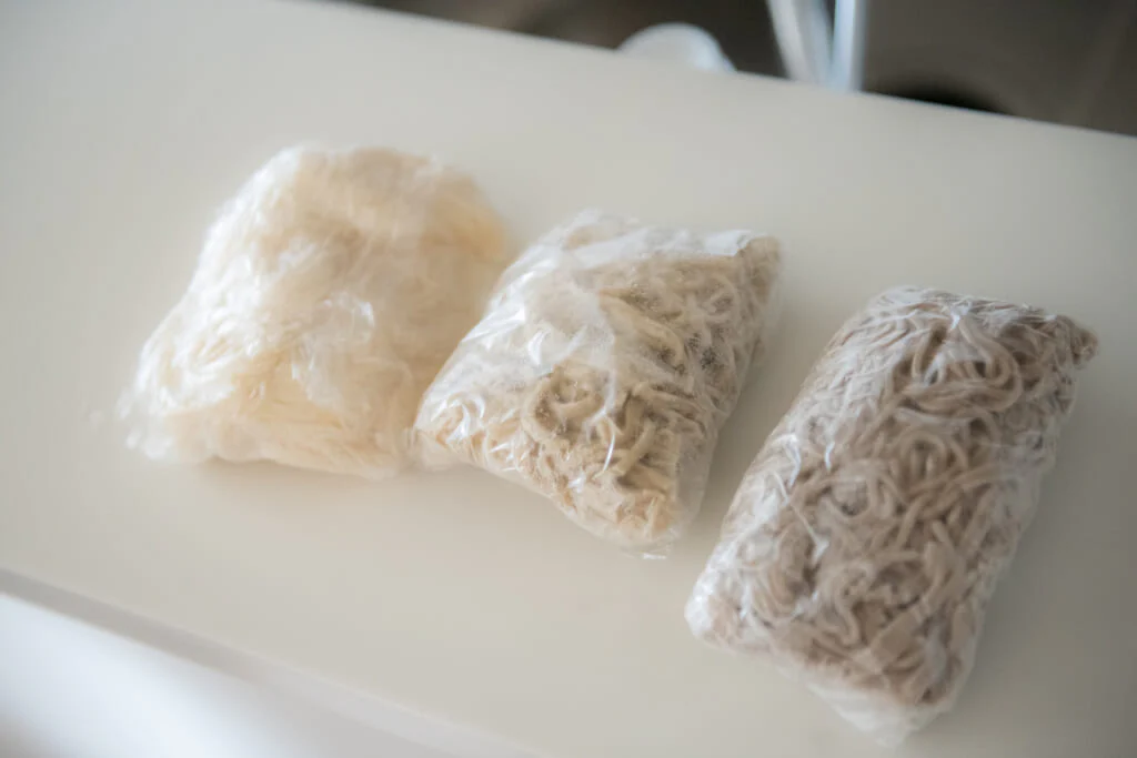 冷凍庫にストックしているそうめんと蕎麦。