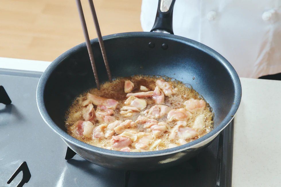 中火にかけ、煮汁を煮立たせます