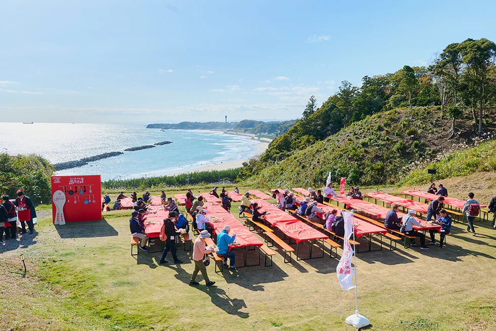 海を臨む絶景の食堂は、
入店から席まで10000歩の旅。
福島の味覚をみんなで「いただきます」