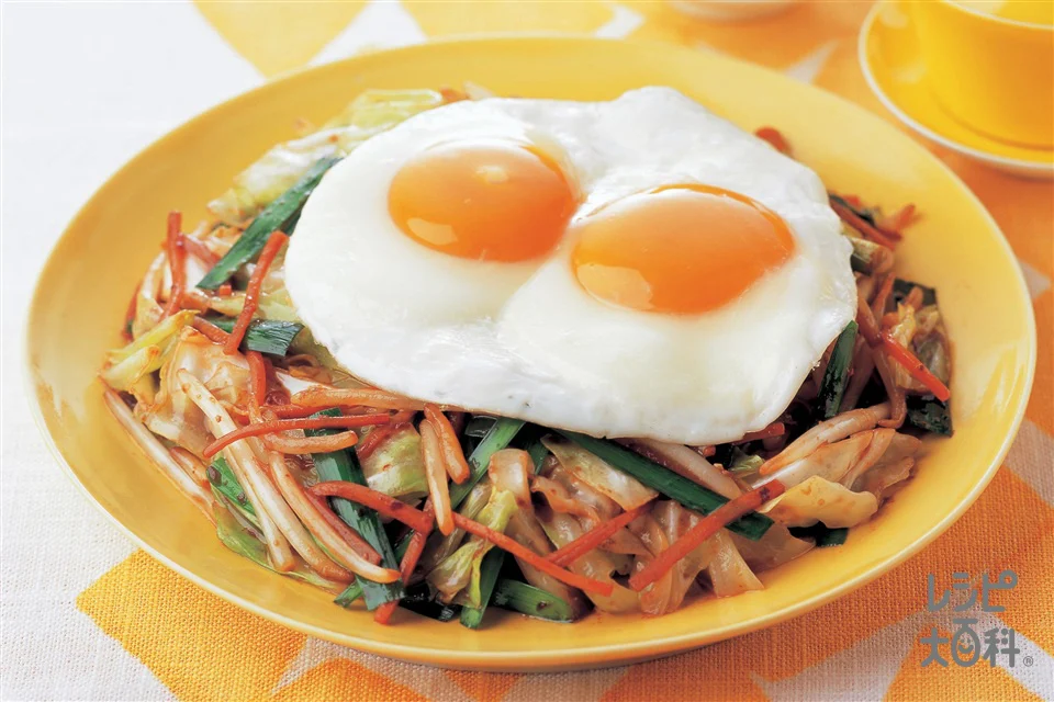 キャベツともやしの味噌炒め 玉子のっけ