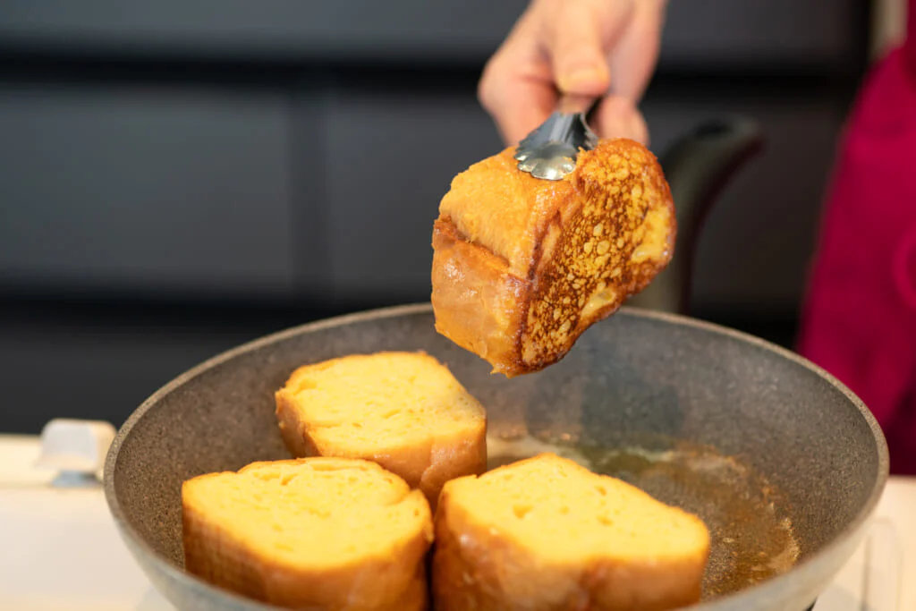 厚みのあるソフトフランスは、弱めの中火でふたはせずじっくりと焼き上げる。