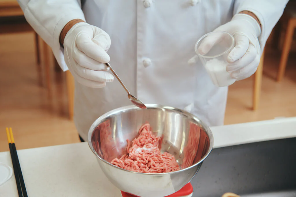 ひき肉は、牛肉と豚肉を1対1で使うのがオススメ。