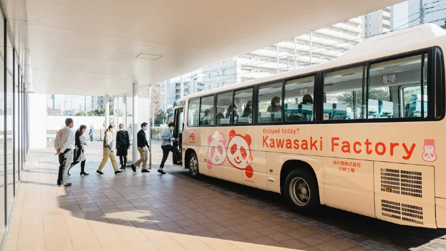 バスに乗って、工場見学ツアーへレッツゴー♪
