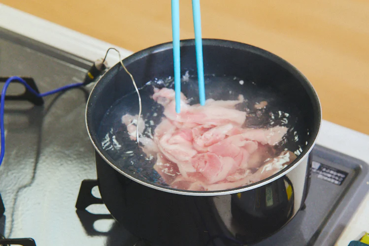 豚肉を茹でている様子