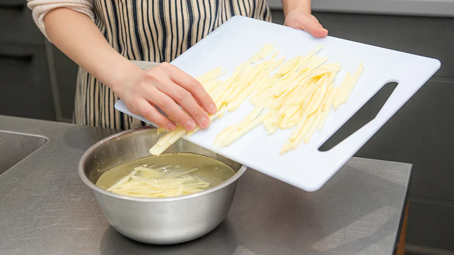 食べ出したらとまらない♪「やみつきフライドポテト」の作り方