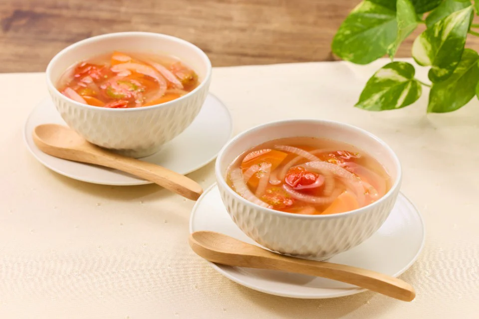 野菜の甘み広がる！にんにくコンソメスープ