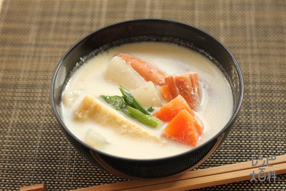 子どももOK!ソーセージの粕汁牛乳仕立て