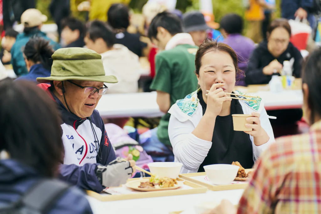 総勢500人を超える皆さんが、一緒に歩き、笑い合い、山の上の食卓を囲みました
