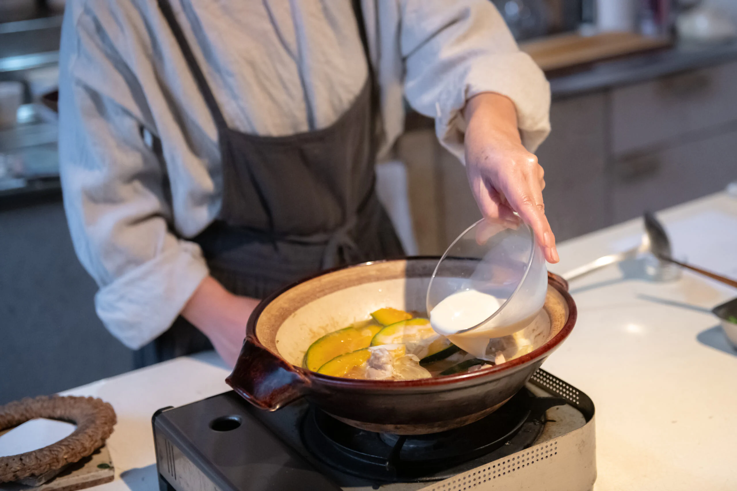 豆乳を加えて味見をし、塩、しょうゆで味を調えます。最後ににらを加えて火を止め、余熱でにらに火が通ったら完成！仕上げに水で戻したクコの実を散らすと彩りも豊かに。