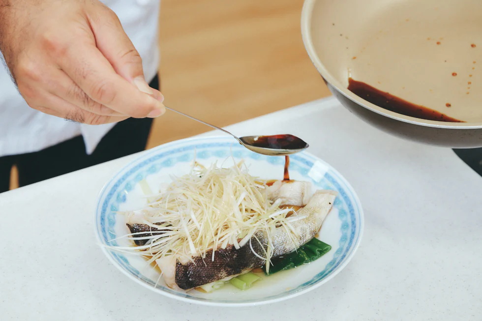 ごま油をかけたら、同じフライパンで混ぜ合わせておいたたれを加熱し、皿の周りに流し入れたら完成です
