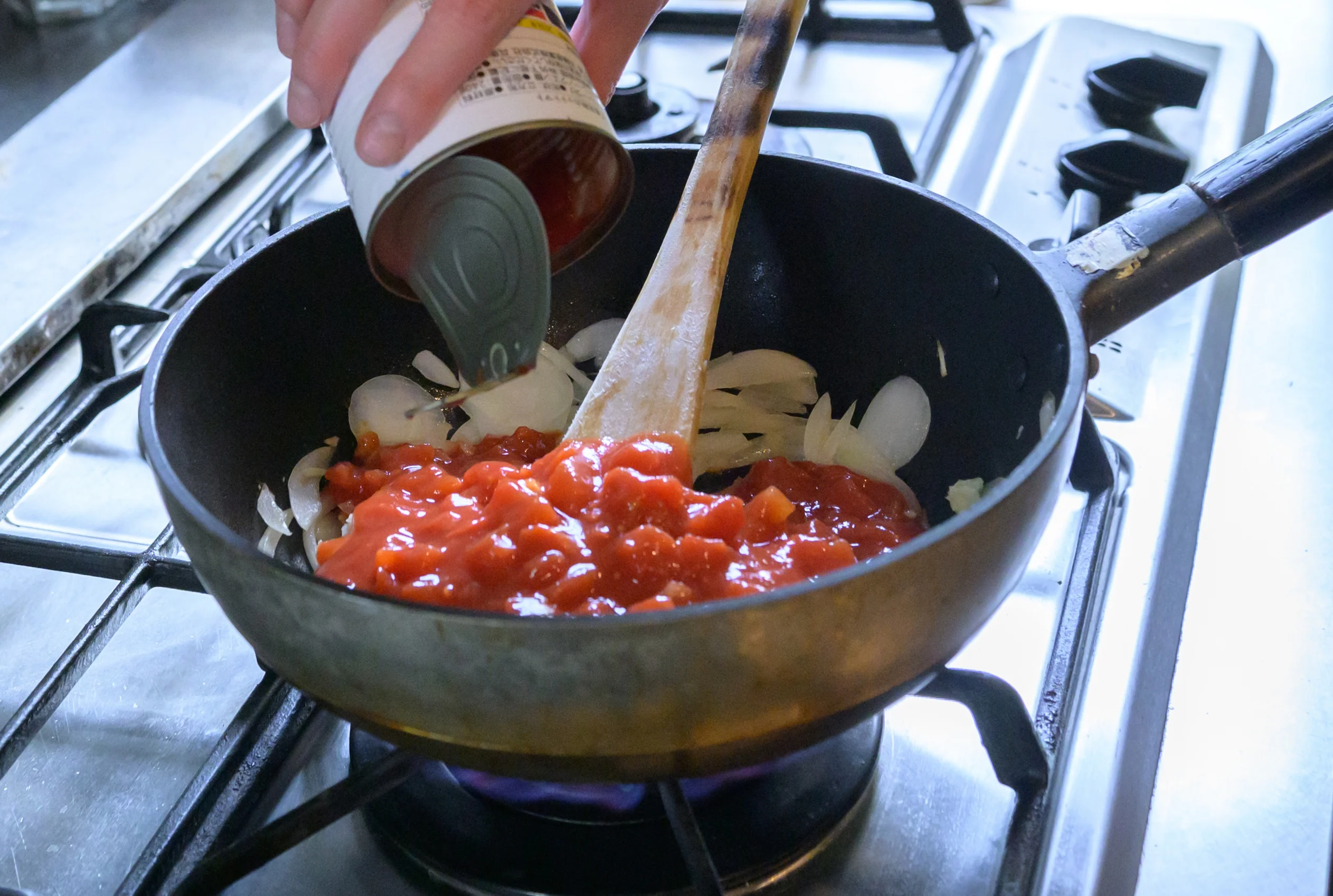 トマト缶を入れているところ