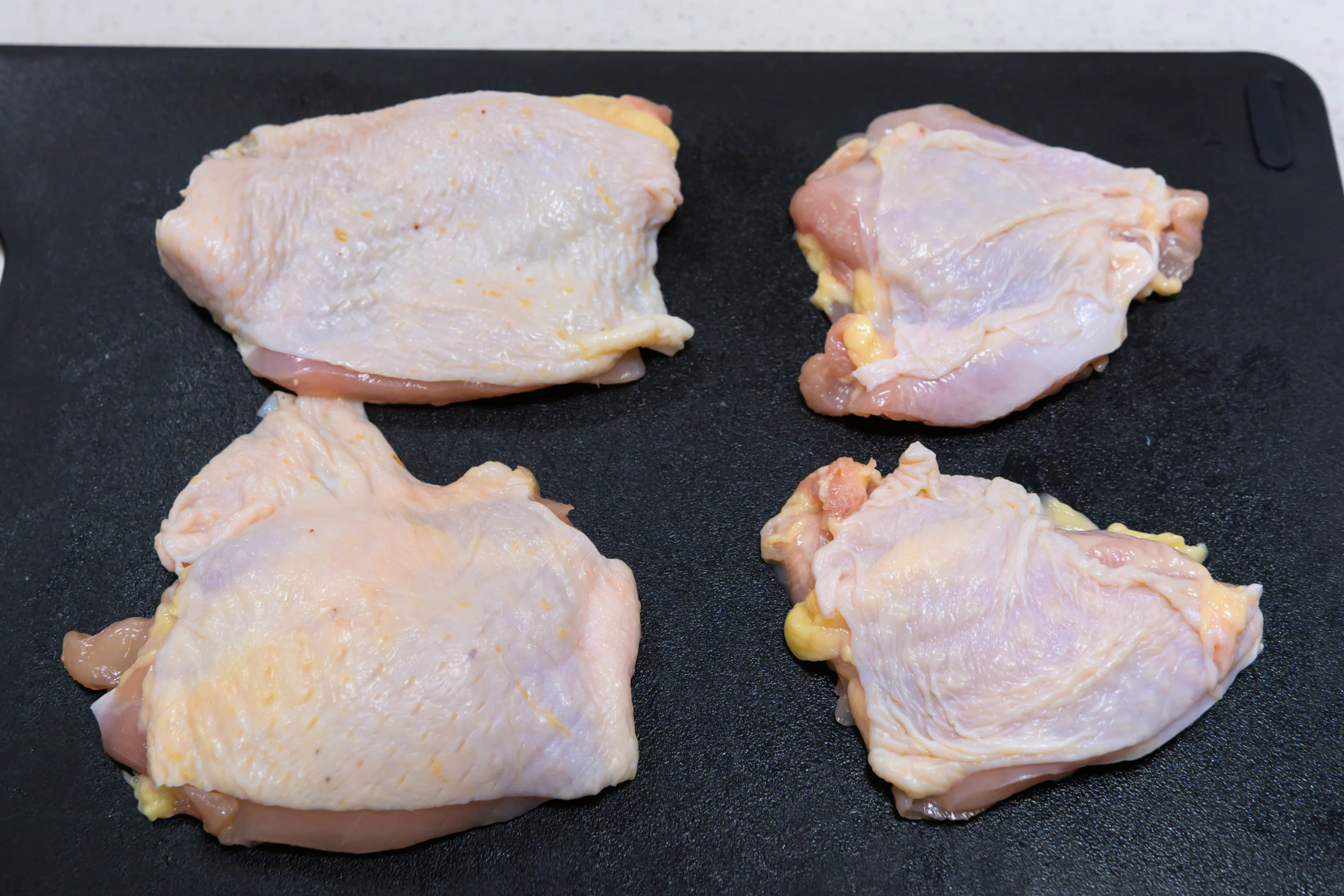 鶏肉がまな板に並んでいる様子