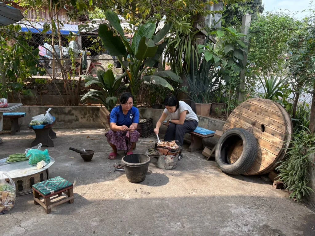 タイのお隣・ラオスは炭火の調理が主流