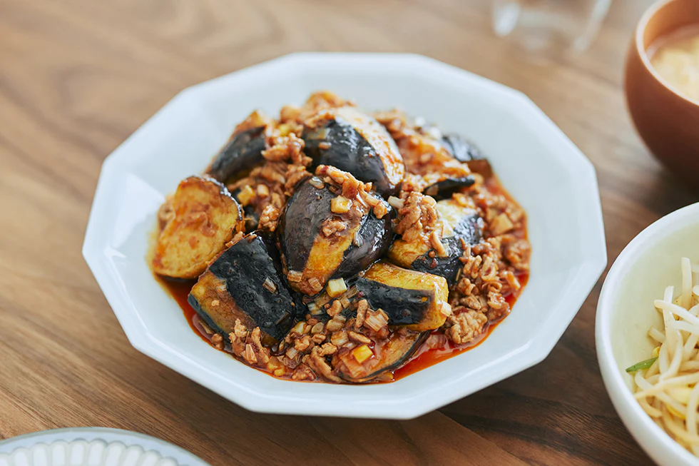 「魚香茄子」をベースに酸味などを抑え、白米に合う親しみのある味に仕上げた。