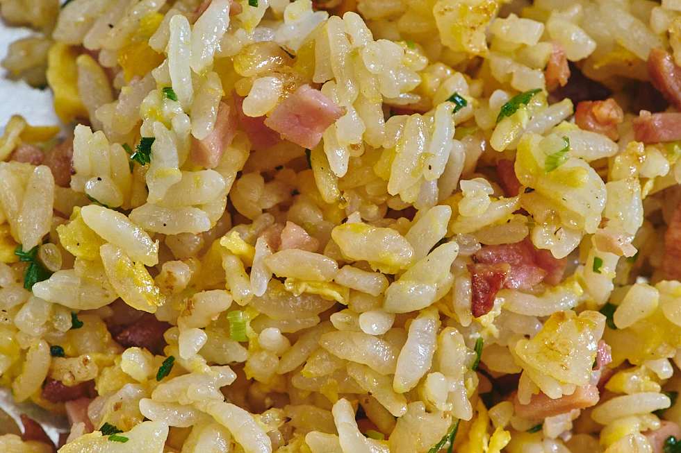 ご飯一粒一粒の境目がはっきりした、卵を入れた炒飯
