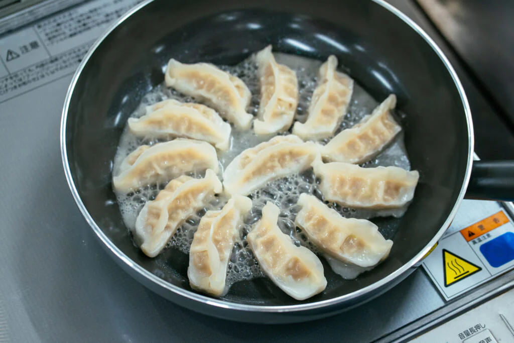 ガスとIHでそれぞれ実践!「ギョーザ」をきれいに焼くコツ