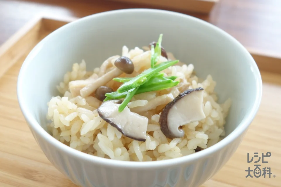 鶏ときのこの味わい炊き込みごはん<塩分ひかえめ>