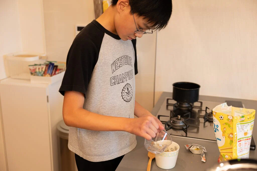 スプーンで食べやすいよう、お子さんたちはいつもお餅をスリットのところで割っているのだそう