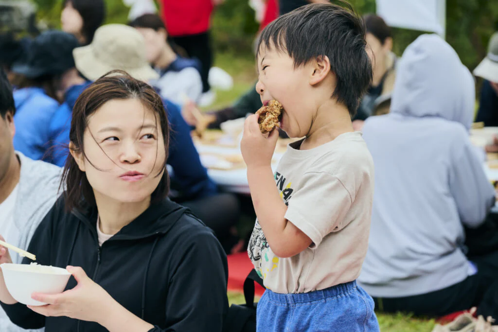 大きな唐揚げにかぶりつく少年の姿も