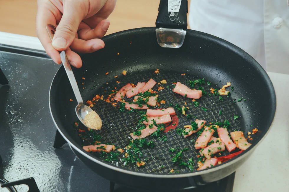 火を止めるのは「ほんだし®︎」とバターの香りを飛ばさないため