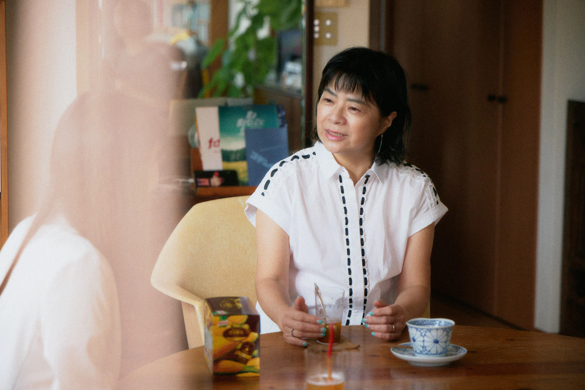 大平さんが河原さんに向かって話す様子