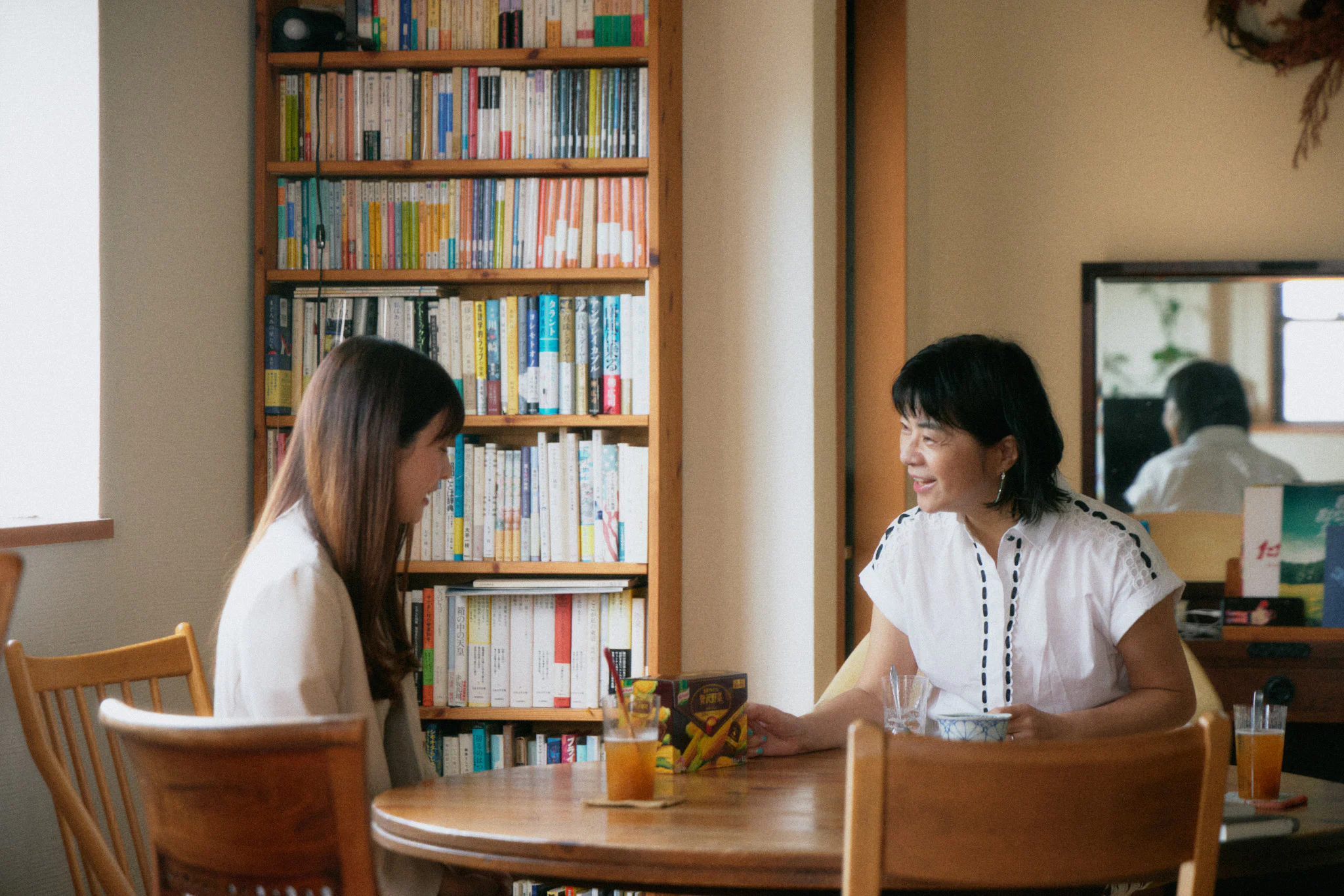 大平さんと河原さんが話す様子