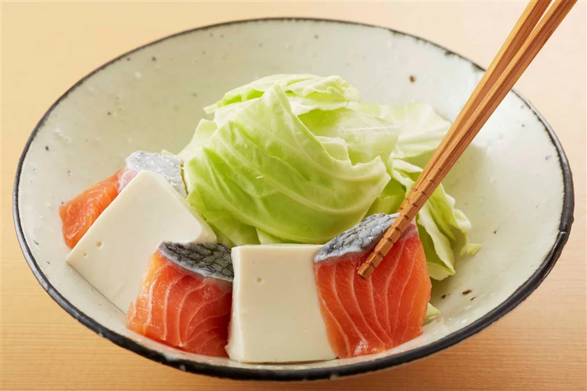 鮭と豆腐・キャベツのキムチレンジ蒸しのつくり方_3_4