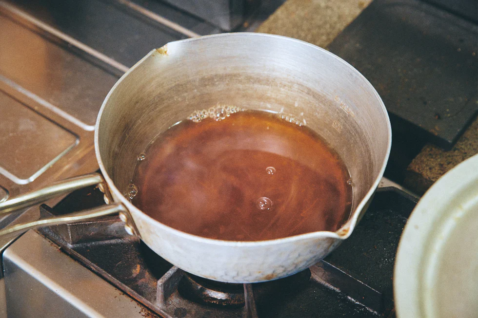 漬酢を作る。まずは鍋に「酢以外」を入れる。火にかけて沸騰させ、よく混ぜて調味料を溶かす。