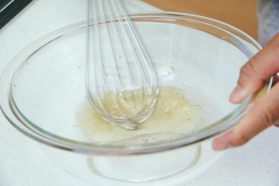 ポイント4:白っぽく「もったり」を目指して、油は少しずつ加える