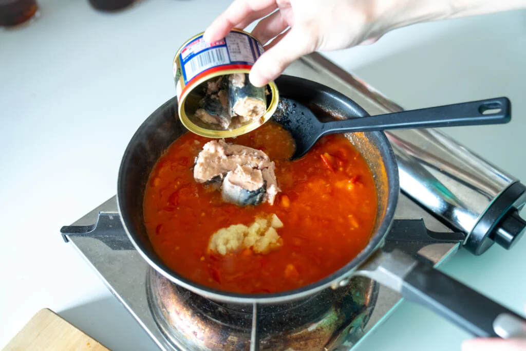 「サバ缶とトマトの韓国風コチュジャンカレー」をつくってみよう!