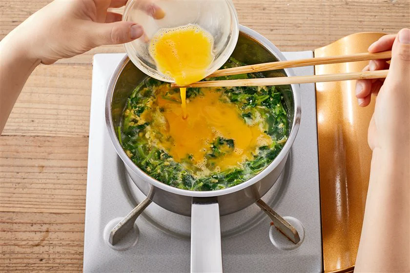 丸鶏ふわ玉豆苗スープのつくり方_3_1