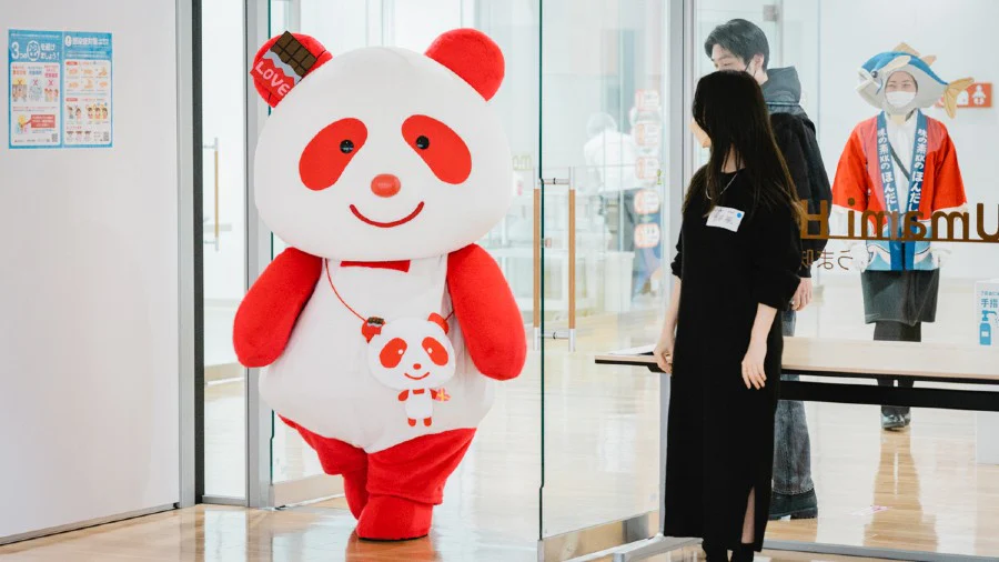 バスに乗って、工場見学ツアーへレッツゴー♪