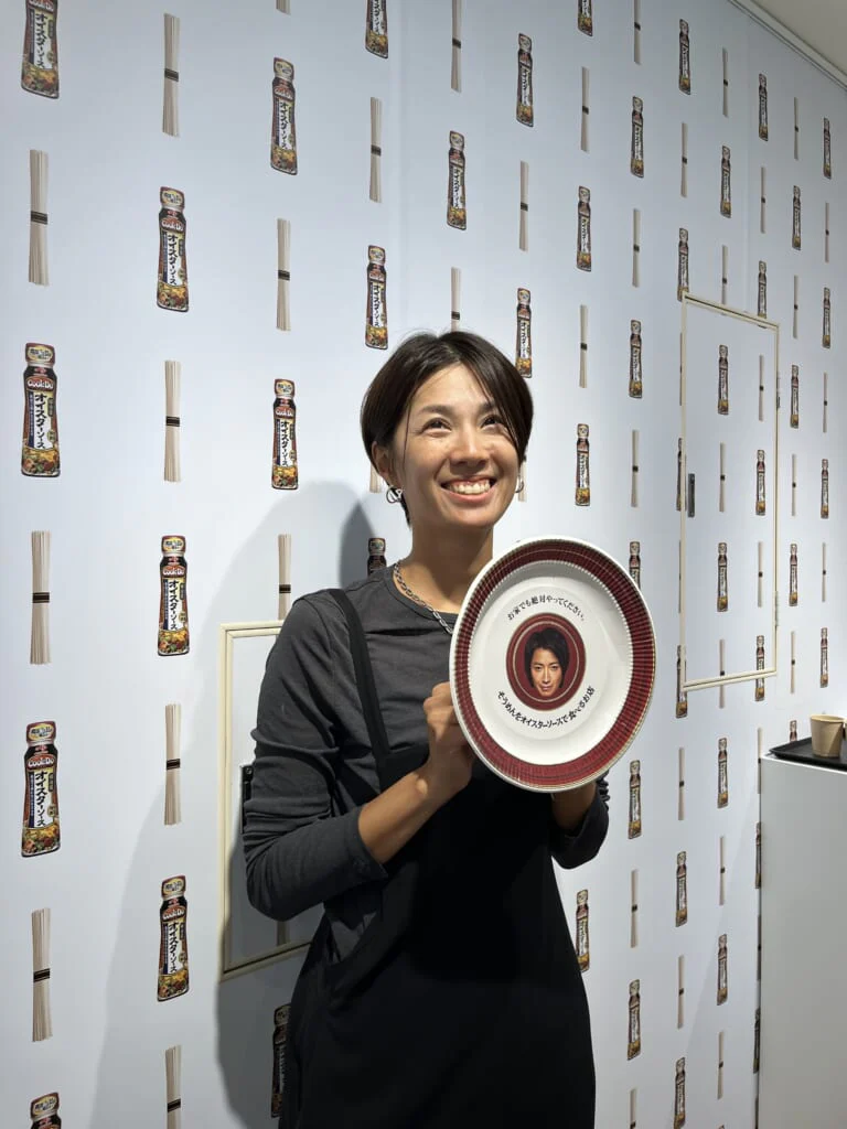 「細長いもの同士、たたずまいが似ている」という「Cook Do®」オイスターソースとそうめんを並べた壁紙。