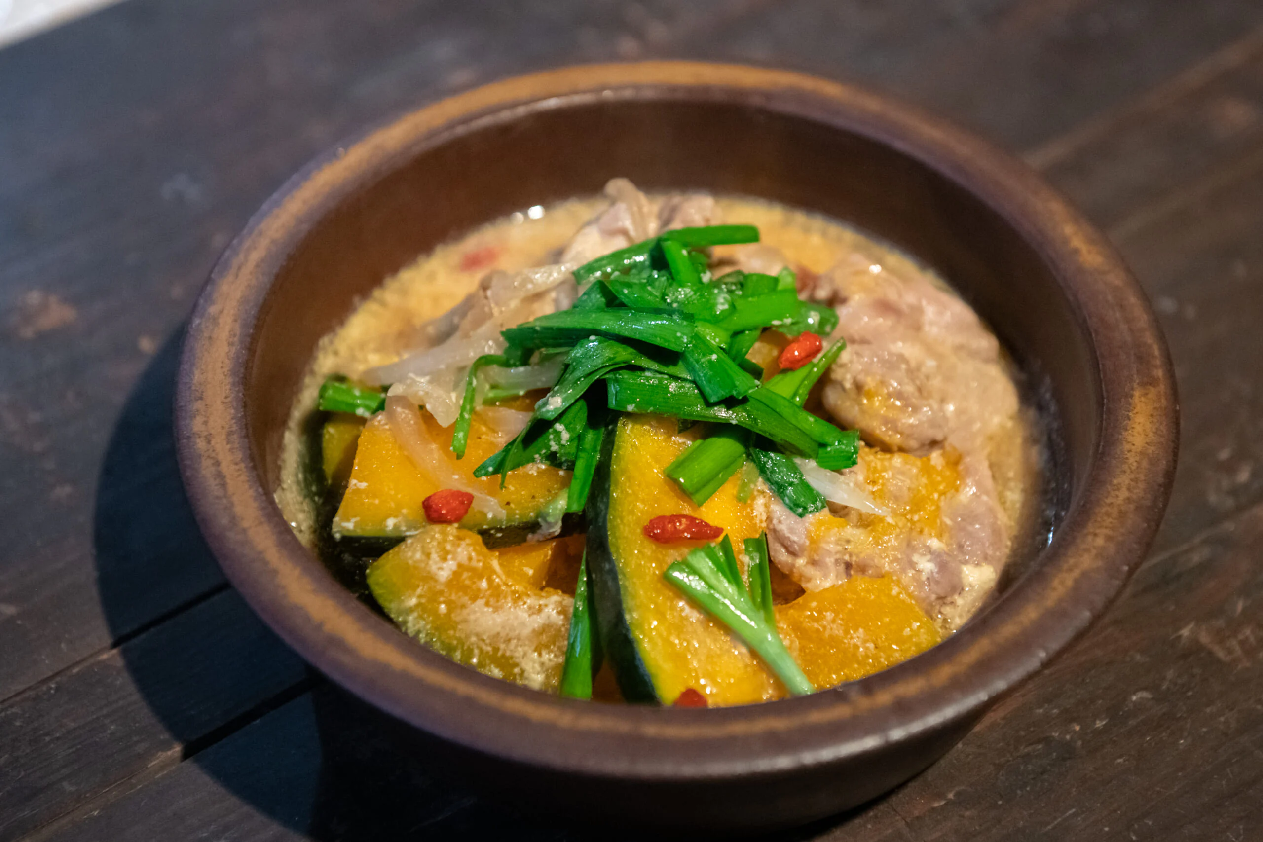 豆乳を加えて味見をし、塩、しょうゆで味を調えます。最後ににらを加えて火を止め、余熱でにらに火が通ったら完成！仕上げに水で戻したクコの実を散らすと彩りも豊かに。