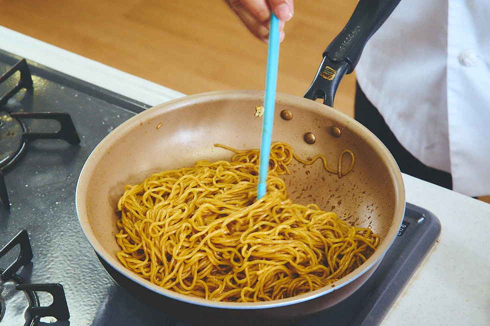 フライパンの中で麺とソースが絡んでいる様子