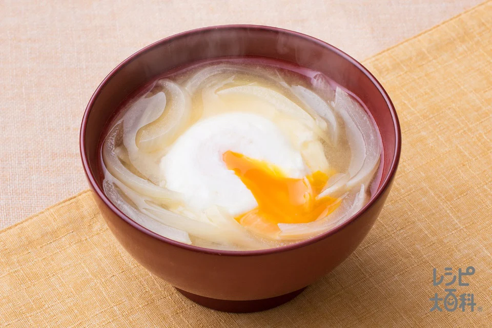玉ねぎと落とし卵のみそ汁