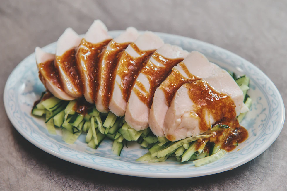 サラダチキンにかけるだけで、お店のような一品に!