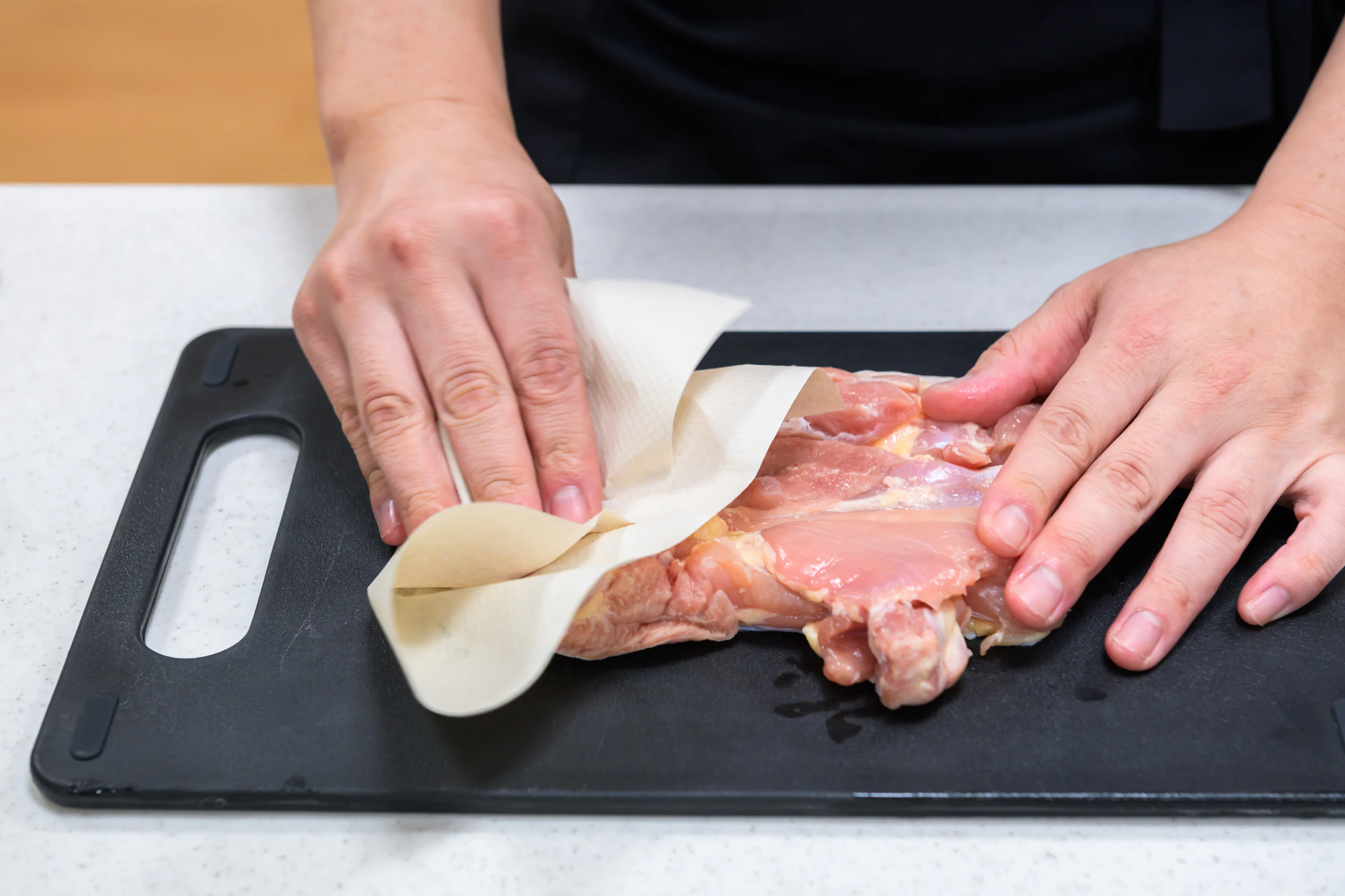 肉を拭く様子