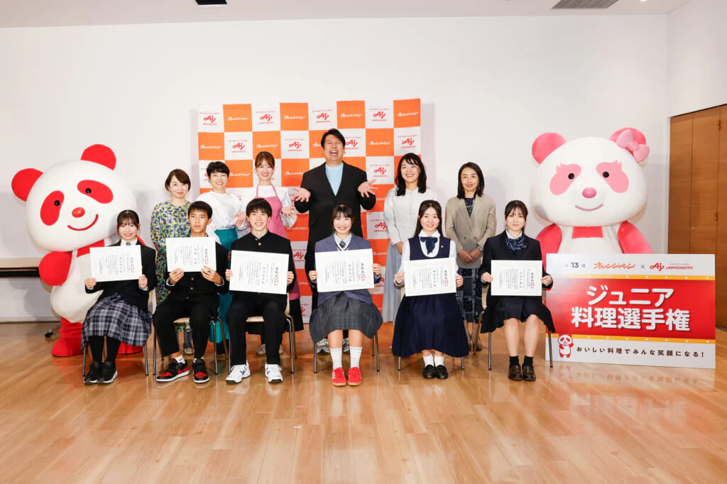 〈個人部門〉でグランプリ、準グランプリを受賞した中高生と、審査員のみなさん