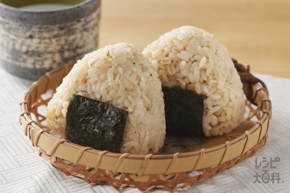 あごだし醤油のもち麦だし炊きおにぎり